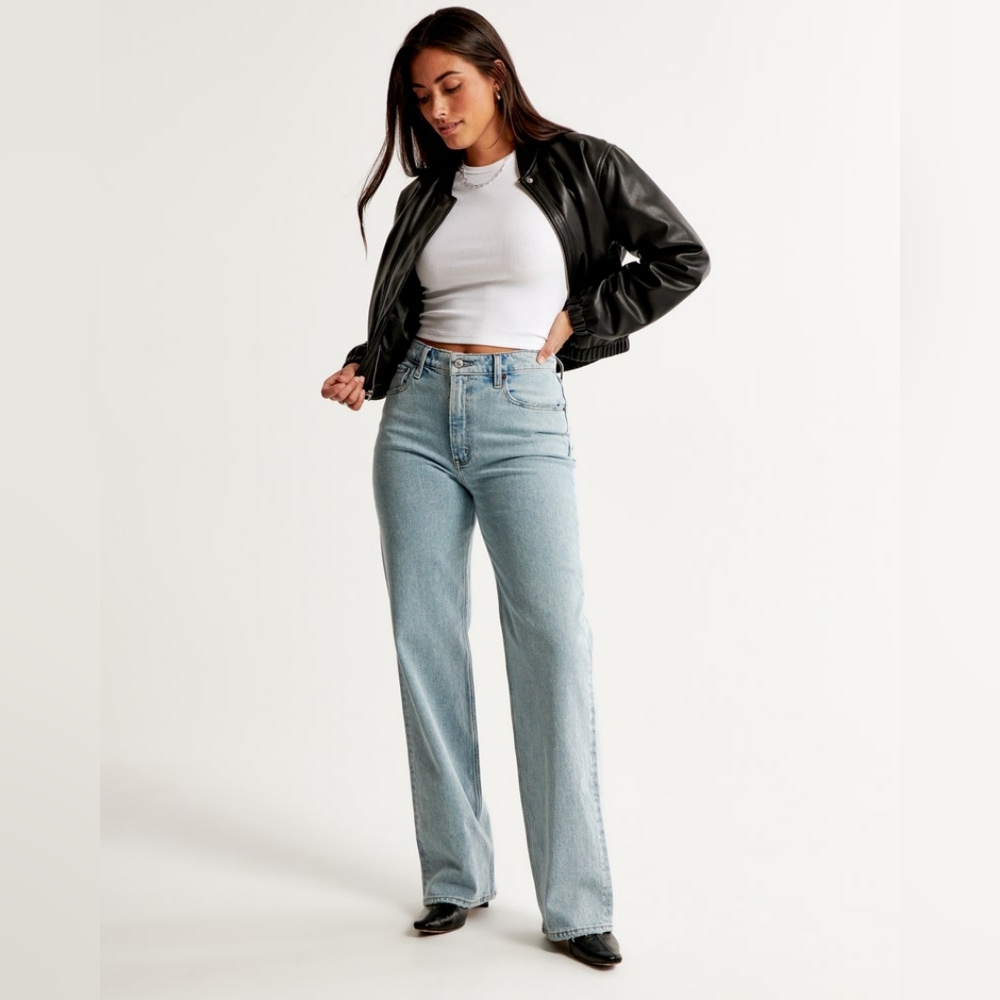 Abercrombie Curve Love 90s Relaxed Fit Jean in Light Wash Size 28 Regular